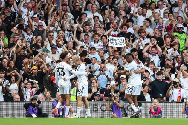 Fulham FC v Manchester United, ManU FC, English Premier League Fulham midfielder Emile Smith Rowe (32) scores a GOAL 1-1 and celebrates during the Fulham FC v Manchester United FC English Premier League match at Craven Cottage, London, United Kingdom on 24 August 2025 Credit: Megan Ewens Every Second Media Editorial use only. All images are copyright Every Second Media Limited. No images may be reproduced without prior permission. All rights reserved. Premier League and Football League images are subject to licensing agreements with Football DataCo Limited. see https: www.football-dataco.com Copyright: xIMAGO EveryxSecondxMediax ESM-1562-0062 MeganxEwensx xEveryxSecondxMediax