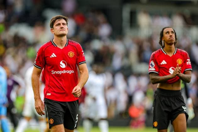 Fulham v Manchester United, ManU Premier League 24 08 2025. Harry Maguire (5) of Manchester United at full time during the Premier League match between Fulham and Manchester United at Craven Cottage, London, England on 24 August 2025. Editorial use only DataCo restrictions apply See www.football-dataco.com , Copyright: xNigelxKeenex PSI-22666-0061