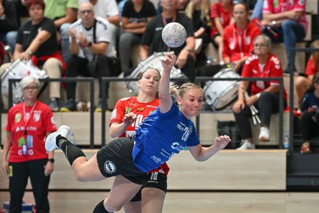 Lara Tauchmann (HC Leipzig, 28) beim Torwurf gegen Viktoria Marksteiner (SV Union Halle-Neustadt, 10) SV Union Halle-Neustadt vs. HC Leipzig, Handball, DHB Pokal, Frauen, 1. Runde, Saison 2025 2026, 24.08.2025, SV Union Halle-Neustadt vs. HC Leipzig, Handball, DHB Pokal, Frauen, 1. Runde, Saison 2025 2026, 24.08.2025 Halle (Saale) Copyright: xEibner-Pressefoto RalphxKunzex EP_RKE