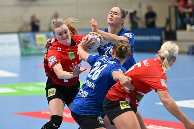 Zweikampf, Cara Reuthal (SV Union Halle-Neustadt, 26), Lara Tauchmann (HC Leipzig, 28), hinten Marlene Tucholke (HC Leipzig, 23), rechts Lilli Roepcke (SV Union Halle-Neustadt, 25) SV Union Halle-Neustadt vs. HC Leipzig, Handball, DHB Pokal, Frauen, 1. Runde, Saison 2025 2026, 24.08.2025, SV Union Halle-Neustadt vs. HC Leipzig, Handball, DHB Pokal, Frauen, 1. Runde, Saison 2025 2026, 24.08.2025 Halle (Saale) Copyright: xEibner-Pressefoto RalphxKunzex EP_RKE