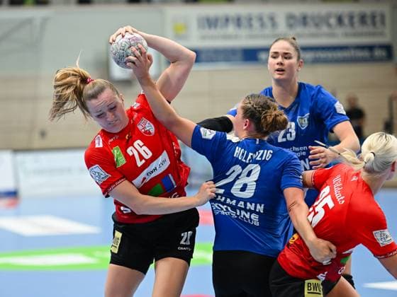 Zweikampf, Cara Reuthal (SV Union Halle-Neustadt, 26), Lara Tauchmann (HC Leipzig, 28), hinten Marlene Tucholke (HC Leipzig, 23), rechts Lilli Roepcke (SV Union Halle-Neustadt, 25) SV Union Halle-Neustadt vs. HC Leipzig, Handball, DHB Pokal, Frauen, 1. Runde, Saison 2025 2026, 24.08.2025, SV Union Halle-Neustadt vs. HC Leipzig, Handball, DHB Pokal, Frauen, 1. Runde, Saison 2025 2026, 24.08.2025 Halle (Saale) Copyright: xEibner-Pressefoto RalphxKunzex EP_RKE