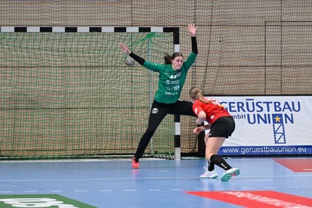7m, Strafwurf, Fabienne Buech (SV Union Halle-Neustadt, 15) gegen Janine Fleischer (HC Leipzig, 44) SV Union Halle-Neustadt vs. HC Leipzig, Handball, DHB Pokal, Frauen, 1. Runde, Saison 2025 2026, 24.08.2025, SV Union Halle-Neustadt vs. HC Leipzig, Handball, DHB Pokal, Frauen, 1. Runde, Saison 2025 2026, 24.08.2025 Halle (Saale) Copyright: xEibner-Pressefoto RalphxKunzex EP_RKE