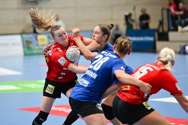 Zweikampf, Cara Reuthal (SV Union Halle-Neustadt, 26), Lara Tauchmann (HC Leipzig, 28), hinten Marlene Tucholke (HC Leipzig, 23), rechts Lilli Roepcke (SV Union Halle-Neustadt, 25) SV Union Halle-Neustadt vs. HC Leipzig, Handball, DHB Pokal, Frauen, 1. Runde, Saison 2025 2026, 24.08.2025, SV Union Halle-Neustadt vs. HC Leipzig, Handball, DHB Pokal, Frauen, 1. Runde, Saison 2025 2026, 24.08.2025 Halle (Saale) Copyright: xEibner-Pressefoto RalphxKunzex EP_RKE