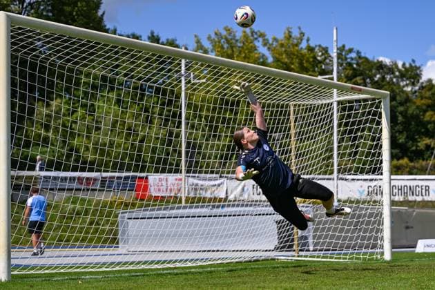 24.08.2025, Fußball, 2. Frauen-Bundesliga, 2025 2026, 1. Spieltag, FC Viktoria Berlin 1889 Berlin - SG 99 Andernach Andernachs Torhüterin Elena Bläser wehrt den Ball während des Aufwärmens ab.