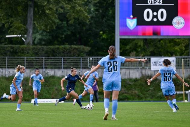 24.08.2025, Fußball, 2. Frauen-Bundesliga, 2025 2026, 1. Spieltag, FC Viktoria Berlin 1889 Berlin - SG 99 Andernach Leonie Wäschenbach (17 Andernach) erorbert den Ball und marschiert durch das Mittelfeld.