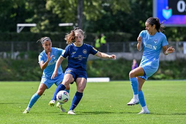 24.08.2025, Fußball, 2. Frauen-Bundesliga, 2025 2026, 1. Spieltag, FC Viktoria Berlin 1889 Berlin - SG 99 Andernach Leonie Krump (10 Andernach) bringt den Ball unter Kontrolle. Aylin Yaren (hinten, Viktoria Berlin) und Laura Casanovas Diaz (rechts, Viktoria Berlin) versuchen sie vom Ball zu trennen.