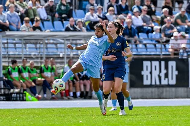 24.08.2025, Fußball, 2. Frauen-Bundesliga, 2025 2026, 1. Spieltag, FC Viktoria Berlin 1889 Berlin - SG 99 Andernach Maya Hahn (11 Viktoria Berlin) versucht den Ball unter Kontrolle zu bringen.