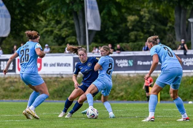 24.08.2025, Fußball, 2. Frauen-Bundesliga, 2025 2026, 1. Spieltag, FC Viktoria Berlin 1889 Berlin - SG 99 Andernach Leonie Krump (10 Andernach) mit Sarah Klotz (2 Viktoria Berlin) im Zweikampf.
