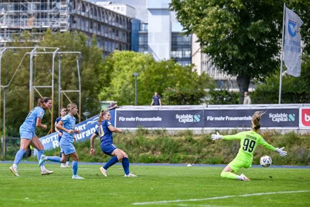 24.08.2025, Fußball, 2. Frauen-Bundesliga, 2025 2026, 1. Spieltag, FC Viktoria Berlin 1889 Berlin - SG 99 Andernach Leonie Krump (10 Andernach) setzt sich gegen Sarah Klotz (2 Viktoria Berlin) und Anna Höfker (26 Viktoria Berlin) durch und überwindet auch Torhüterin Michele Tschudin (99 Viktoria Berlin).