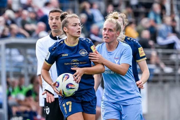 24.08.2025, Fußball, 2. Frauen-Bundesliga, 2025 2026, 1. Spieltag, FC Viktoria Berlin 1889 Berlin - SG 99 Andernach Sarah Stöckmann (22 Viktoria Berlin) hindert Leonie Wäschenbach (17 Andernach) an der schnellen Durchführung des Einwurfs.