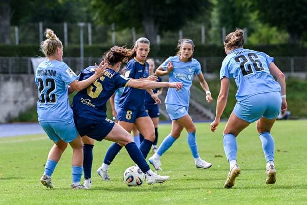 24.08.2025, Fußball, 2. Frauen-Bundesliga, 2025 2026, 1. Spieltag, FC Viktoria Berlin 1889 Berlin - SG 99 Andernach Kathrin Schermuly (5 Andernach) stellt den Körper rein, damit Sarah Stöckmann (22 Viktoria Berlin) den Ball nicht erreichen kann.