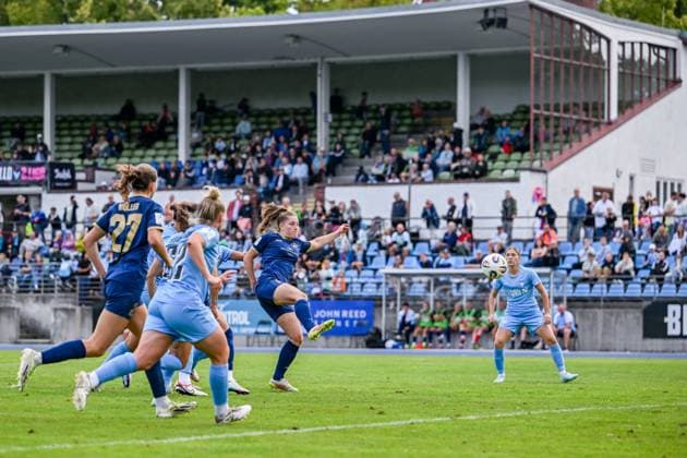 24.08.2025, Fußball, 2. Frauen-Bundesliga, 2025 2026, 1. Spieltag, FC Viktoria Berlin 1889 Berlin - SG 99 Andernach Leonie Krump (10 Andernach) mit einer Torchance zu Beginn der zweiten Halbzeit. Der Ball streift jedoch den Pfosten.