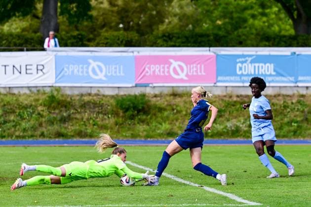 24.08.2025, Fußball, 2. Frauen-Bundesliga, 2025 2026, 1. Spieltag, FC Viktoria Berlin 1889 Berlin - SG 99 Andernach Michele Tschudin (99 Viktoria Berlin) hilet nicht nur den zuvor geschossenen Elfemter. Auch den Nachschuss von Isabel Pfeiffer (21 Andernach) parierte sie.