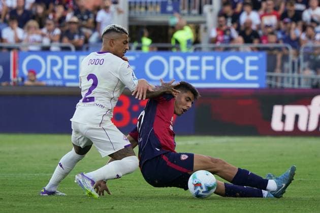 Cagliari Calcio v ACF Fiorentina - Serie A Adam Obert ( 33 Cagliari Calcio) and Domilson Dodo (ACF Fiorentina) participate in the Serie A TIM match between Cagliari Calcio and ACF Fiorentina in Italy on August 24, 2025 Cagliari Italy  Copyright: xAlessandroxToccox originalFilename:alessandro-cagliari250824_np04S.jpg