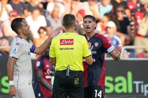 Cagliari Calcio v ACF Fiorentina - Serie A Alessandro Deiola ( 14 Cagliari Calcio) and referee Simone Sozza participate during the Serie A TIM match between Cagliari Calcio and ACF Fiorentina in Italy, on August 24, 2025. Cagliari Italy  Copyright: xAlessandroxToccox originalFilename:alessandro-cagliari250824_npGyo.jpg