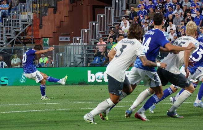August 24, 2025, Como: Como 1907 s mildfielder Nico Paz scores the 2-0 goal during the Italian Serie A soccer match Como 1907 vs SS Lazio at Giuseppe Sinigaglia stadium in Como, Italy, 24 August 2025, Italy, ANSA ROBERTO BREGANI. Serie A; Como 1907-SS Lazio  - ZUMAa110 20250824_zaf_a110_027 Copyright: xRobertoxBreganix