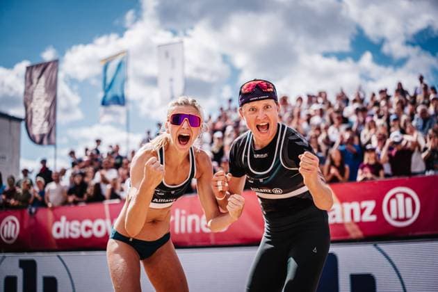Beachvolleyball Frauen Allianz German Beach Tour 2025 Tourstop Berlin 24.08.2025 v.l. Nele Barber und Melanie Gernert jubeln nach dem Sieg Berlin Funkhaus Beach Berlin Deutschland