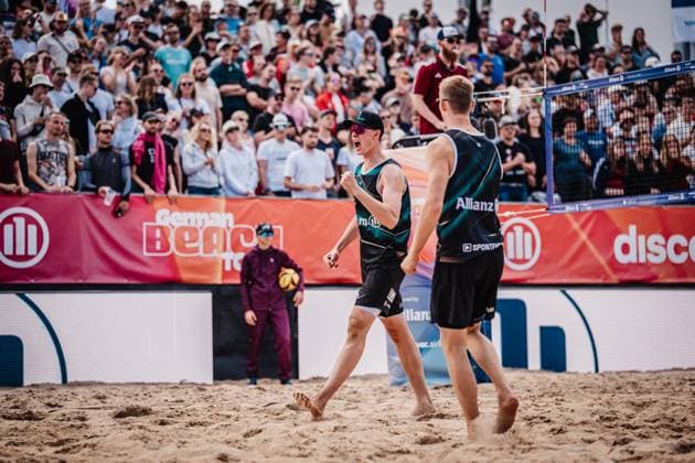 Beachvolleyball Männer Allianz German Beach Tour 2025 Tourstop Berlin 24.08.2025 v.l. Robin Sowa und Jonas Reinhardt jubeln Berlin Funkhaus Beach Berlin Deutschland