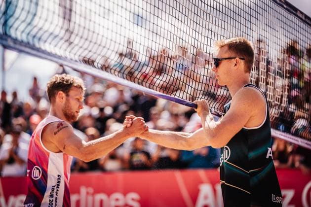 Beachvolleyball Männer Allianz German Beach Tour 2025 Tourstop Berlin 24.08.2025 v.l. Eric Stadie-Seeber und Jonas Reinhardt Handschlag nach dem Spiel Berlin Funkhaus Beach Berlin Deutschland