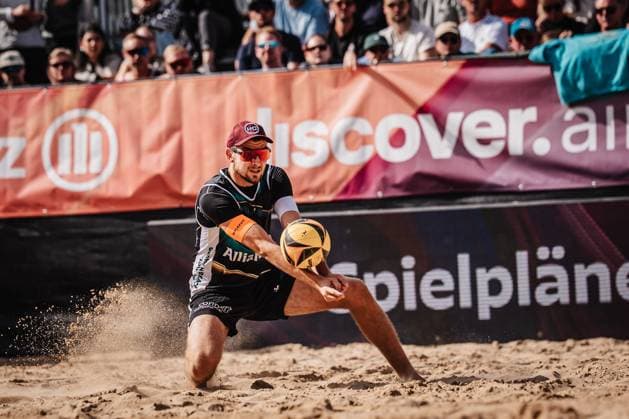 Beachvolleyball Männer Allianz German Beach Tour 2025 Tourstop Berlin 24.08.2025 Benedikt Sagstetter spielt den Ball Berlin Funkhaus Beach Berlin Deutschland