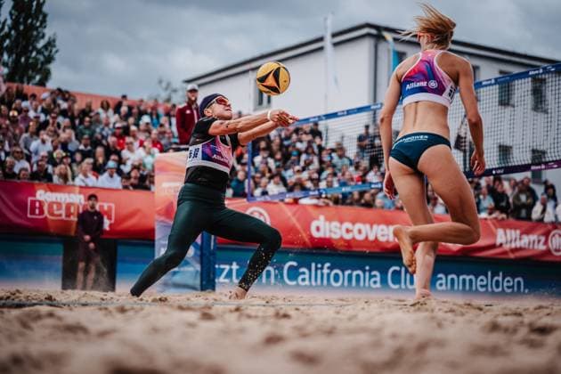 Beachvolleyball Frauen Allianz German Beach Tour 2025 Tourstop Berlin 24.08.2025 Melanie Gernert spielt den Ball zu Berlin Funkhaus Beach Berlin Deutschland