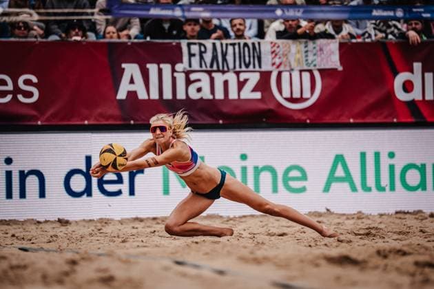 Beachvolleyball Frauen Allianz German Beach Tour 2025 Tourstop Berlin 24.08.2025 Nele Barber nimmt den Ball an Berlin Funkhaus Beach Berlin Deutschland