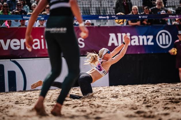 Beachvolleyball Frauen Allianz German Beach Tour 2025 Tourstop Berlin 24.08.2025 Anna Behlen springt zum Ball Berlin Funkhaus Beach Berlin Deutschland