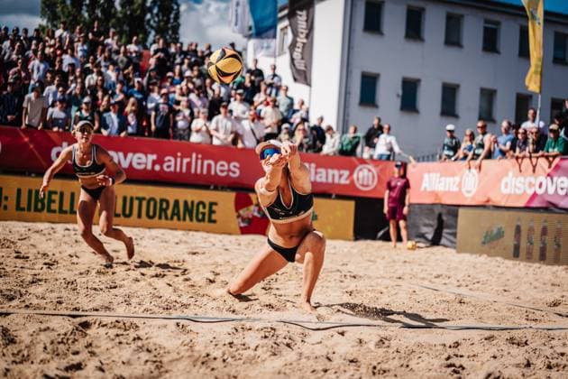 Beachvolleyball Frauen Allianz German Beach Tour 2025 Tourstop Berlin 24.08.2025 Lea Kunst nimmt den Ball an Berlin Funkhaus Beach Berlin Deutschland