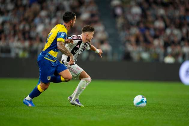 JuventusÕs Francisco Concei‹o ights for the ball with ParmaÕs Emanuele Valeri during the Serie A soccer match between Juventus Fc and Parma at the Juventus Stadium in Turin, north west Italy - August 24, 2025. - Soccer  Copyright: xFabioxFerrari LaPressex