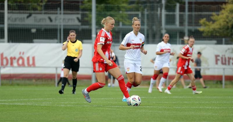 24.08.25 Frauen VfB Stuttgart - FC Bayern München II Deutschland, Stuttgart, 24.08.2025, Fussball, Frauen, 2. Bundesliga, VfB Stuttgart - FC Bayern München II (3:0): v.l. Lucie Zähringer (FC Bayern München II), Jana Beuschlein (VfB Stuttgart).