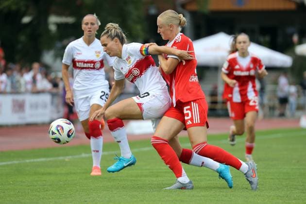 24.08.25 Frauen VfB Stuttgart - FC Bayern München II Deutschland, Stuttgart, 24.08.2025, Fussball, Frauen, 2. Bundesliga, VfB Stuttgart - FC Bayern München II (3:0): v.l. Jana Beuschlein (VfB Stuttgart), Lucie Zähringer (FC Bayern München II).