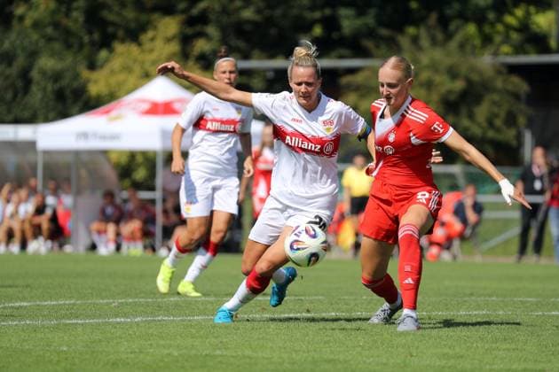 24.08.25 Frauen VfB Stuttgart - FC Bayern München II Deutschland, Stuttgart, 24.08.2025, Fussball, Frauen, 2. Bundesliga, VfB Stuttgart - FC Bayern München II (3:0): v.l. Jana Beuschlein (VfB Stuttgart), Lucie Zähringer (FC Bayern München II).