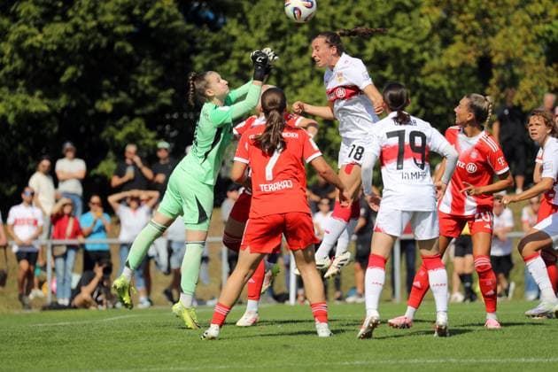 24.08.25 Frauen VfB Stuttgart - FC Bayern München II Deutschland, Stuttgart, 24.08.2025, Fussball, Frauen, 2. Bundesliga, VfB Stuttgart - FC Bayern München II (3:0): v.l. Sophie Klein (FC Bayern München II), Jana Spengler (VfB Stuttgart).