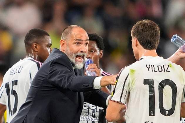Juventus s Igor Tudor speaks to his players during the Serie A soccer match between Juventus Fc and Parma at the Juventus Stadium in Turin, north west Italy - August 24, 2025. - Soccer  Copyright: xFabioxFerrari LaPressex