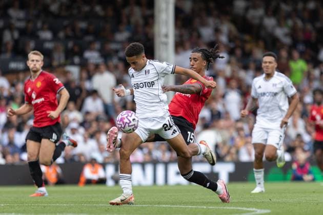 Leny Yoro of Manchester United, ManU tiptoe tackle on Joshua King of Fulham during the Premier League match between Fulham and Manchester United at Craven Cottage on August 24, 2025 in London, England. Copyright: xPedroxSoaresx xSPPx Sportspressphoto_SPR15786