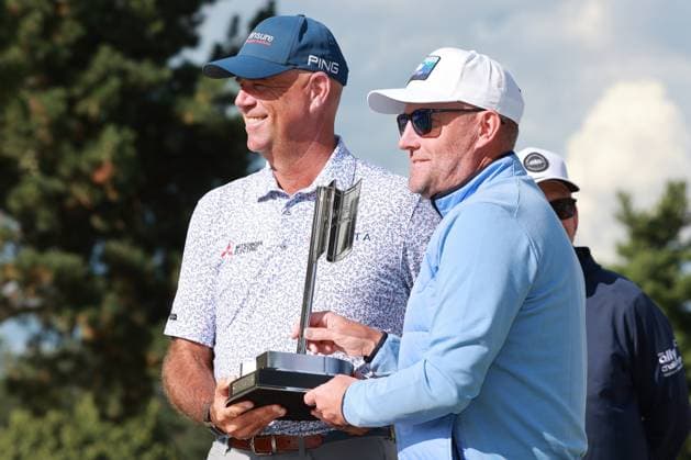 The Ally Challenge GRAND BLANC,MICHIGAN-AUGUST 24: Stewart Cink of the United States is presented with the trophy after winning The Ally Challenge presented by McLaren at Warwick Hills Golf & Country Club, Grand Blanc, MI, USA Sunday, August 24, 2025. Grand Blanc Michigan United States  Copyright: xJorgexLemusx originalFilename:lemus-theallyc250824_npPSb.jpg