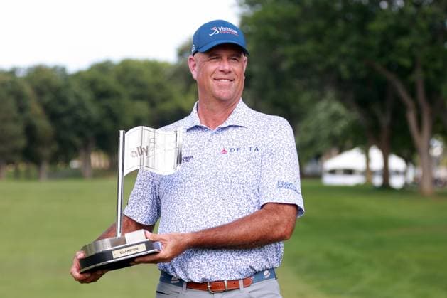 The Ally Challenge GRAND BLANC,MICHIGAN-AUGUST 24: Stewart Cink of Atlanta, Georgia holds the trophy after winning the tournament during a playoff with Ernie Els of South Africa becoming the first back to back winner of The Ally Challenge presented by McLaren at Warwick Hills Golf & Country Club, Grand Blanc, MI, USA Sunday, August 24, 2025. Grand Blanc Michigan United States  Copyright: xAmyxLemusx originalFilename:lemus-theallyc250824_npnZ3.jpg