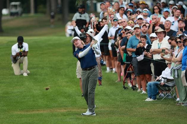 The Ally Challenge GRAND BLANC,MICHIGAN-AUGUST 24: Ernie Els of South Africa hits out of the rough toward the 18th green during the final round of The Ally Challenge presented by McLaren at Warwick Hills Golf & Country Club, Grand Blanc, MI, USA Sunday, August 24, 2025. Grand Blanc Michigan United States  Copyright: xJorgexLemusx originalFilename:lemus-theallyc250824_npkIi.jpg