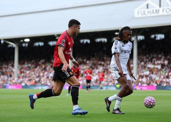 24th August 2025; Craven Cottage, Fulham, London, England; Premier League Football, Fulham versus Manchester United, ManU Diogo Dalot of Manchester United loses the ball to Alex Iwobi of Fulham  JohnxPatrickxFletcher