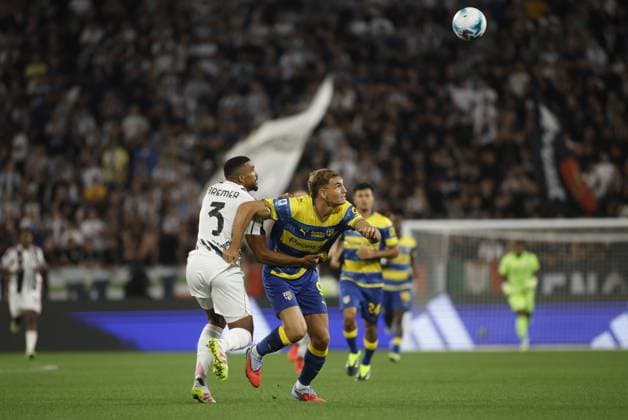 Gelson Bremer of Juventus FC and Mateo Pellegrino of Parma Calcio 1913 fighting for the ball during the Italian Serie A 2025 26 season, football match between Juventus FC and Parma Calcio 1913 on 24 August 2025 at Allianz Stadium in Turin, Italy. Photo Nderim Kaceli  Copyright: xNderimxKaceli IPAxSportx xipa-agency.netx xx IPA_63167030 IPA_Agency_IPA63167030