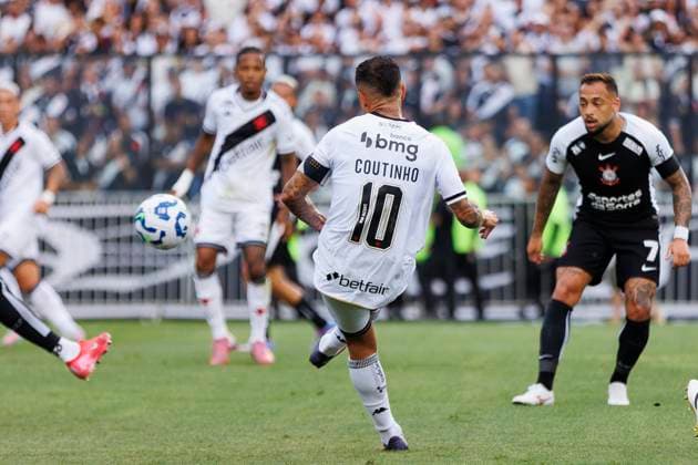 Rio de Janeiro, Brazil - August 24: Philippe Coutinho of Vasco attempts a kick during the Brasileirao Betano 2025 match between Vasco and Corinthians at Estadio Sao Januario on August 24, 2025 in Rio de Janeiro, Brazil. (Photo by Wanderson Colino Eurasia Images) Rio de Janeiro Estadio Sao Januario Rio de Janeiro Brazil