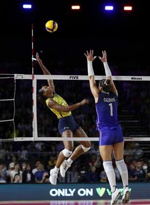 (250825) -- CHIANG MAI, Aug. 25, 2025 -- Kisy Nascimento (L) of Brazil smashes the ball during the Preliminary Phase Pool C match between Brazil and France at the Volleyball Women s World Championship, WM, Weltmeisterschaft in Chiang Mai, Thailand, Aug. 24, 2025. ) (SP)THAILAND-CHIANG MAI-VOLLEYBALL-WOMEN S WORLD CHAMPIONSHIP-BRAZIL VS FRANCE SunxWeitong 