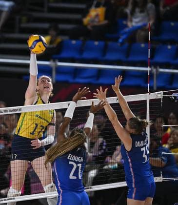(250825) -- CHIANG MAI, Aug. 25, 2025 -- Julia Isabelle Bergmann (top) of Brazil smashes the ball during the Preliminary Phase Pool C match between Brazil and France at the Volleyball Women s World Championship, WM, Weltmeisterschaft in Chiang Mai, Thailand, Aug. 24, 2025. ) (SP)THAILAND-CHIANG MAI-VOLLEYBALL-WOMEN S WORLD CHAMPIONSHIP-BRAZIL VS FRANCE HouxZhaokang 