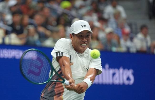 2025 US Open Men s Singles NEW YORK, UNITED STATES - AUGUST 24: Learner Tien of the USA in action against Novak Djokovic of Serbia in action against during their Men s Singles First Round match on day one of the US Open 2025 at the USTA Billie Jean King National Tennis Center on August 24, 2025, in New York City, USA Selcuk Acar Anadolu New York United States. Editorial use only. Please get in touch for any other usage.  Copyright: x2025xAnadoluxSelcukxAcarx
