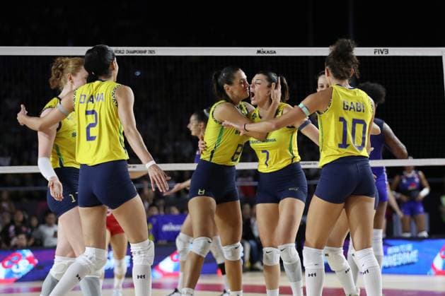 (250825) -- CHIANG MAI, Aug. 25, 2025 -- Players of Brazil celebrate scoring during the Preliminary Phase Pool C match between Brazil and France at the Volleyball Women s World Championship, WM, Weltmeisterschaft in Chiang Mai, Thailand, Aug. 24, 2025. ) (SP)THAILAND-CHIANG MAI-VOLLEYBALL-WOMEN S WORLD CHAMPIONSHIP-BRAZIL VS FRANCE SunxWeitong 