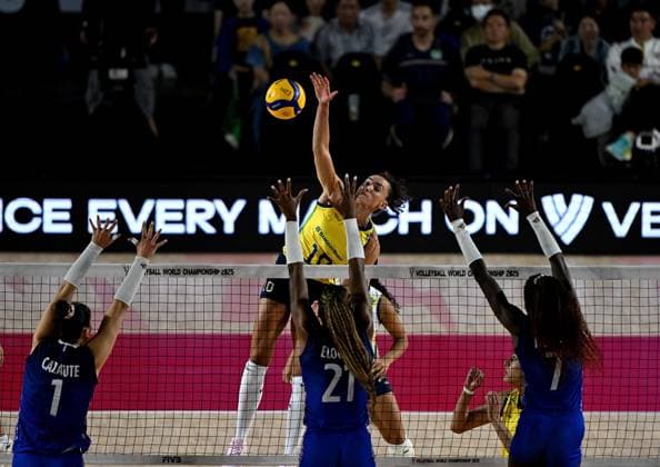 (250825) -- CHIANG MAI, Aug. 25, 2025 -- Gabriela Braga Guimaraes (top) of Brazil smashes the ball during the Preliminary Phase Pool C match between Brazil and France at the Volleyball Women s World Championship, WM, Weltmeisterschaft in Chiang Mai, Thailand, Aug. 24, 2025. ) (SP)THAILAND-CHIANG MAI-VOLLEYBALL-WOMEN S WORLD CHAMPIONSHIP-BRAZIL VS FRANCE HouxZhaokang 
