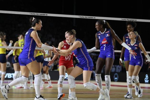 (250825) -- CHIANG MAI, Aug. 25, 2025 -- Players of France celebrate scoring during the Preliminary Phase Pool C match between Brazil and France at the Volleyball Women s World Championship, WM, Weltmeisterschaft in Chiang Mai, Thailand, Aug. 24, 2025. ) (SP)THAILAND-CHIANG MAI-VOLLEYBALL-WOMEN S WORLD CHAMPIONSHIP-BRAZIL VS FRANCE SunxWeitong 