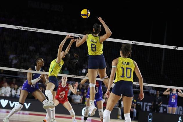(250825) -- CHIANG MAI, Aug. 25, 2025 -- Julia Gambatto Kudiess (C) of Brazil competes during the Preliminary Phase Pool C match between Brazil and France at the Volleyball Women s World Championship, WM, Weltmeisterschaft in Chiang Mai, Thailand, Aug. 24, 2025. ) (SP)THAILAND-CHIANG MAI-VOLLEYBALL-WOMEN S WORLD CHAMPIONSHIP-BRAZIL VS FRANCE SunxWeitong 