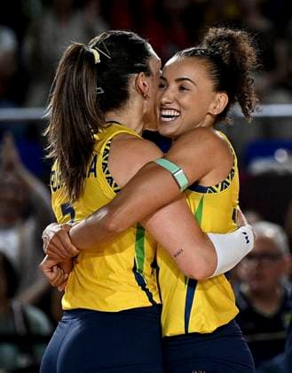 (250825) -- CHIANG MAI, Aug. 25, 2025 -- Gabriela Braga Guimaraes (R) of Brazil celebrates scoring with teammate Rosamaria Montibeller during the Preliminary Phase Pool C match between Brazil and France at the Volleyball Women s World Championship, WM, Weltmeisterschaft in Chiang Mai, Thailand, Aug. 24, 2025. ) (SP)THAILAND-CHIANG MAI-VOLLEYBALL-WOMEN S WORLD CHAMPIONSHIP-BRAZIL VS FRANCE HouxZhaokang 