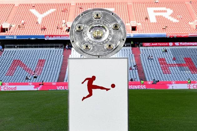 Fußball I Herren I Saison 2025-2026 I Bundesliga I 1. Spieltag I FC Bayern München - RB Leipzig I 22.08.2025 Die Meisterschale steht vor Spielbeginn auf dem Spielfeld. München Allianz-Arena (Werner-Heisenberg-Allee 25) Bayern Deutschland Copyright: xLobeca InesxHähnelx